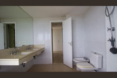 Apartamento à venda com 268m², 3 quartos e 3 vagasBanheiro 2 da Suíte 1