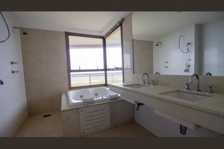 Apartamento à venda com 268m², 3 quartos e 3 vagasBanheiro 2 da Suíte 1
