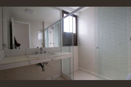 Apartamento à venda com 268m², 3 quartos e 3 vagasBanheiro da Suíte 2