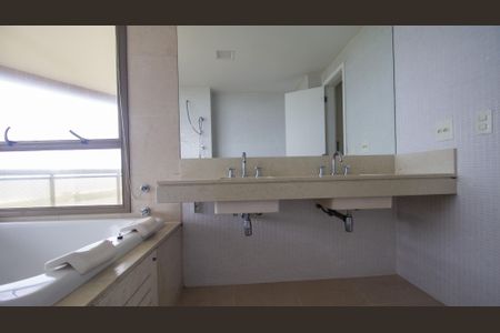 Apartamento à venda com 268m², 3 quartos e 3 vagasBanheiro 2 da Suíte 1
