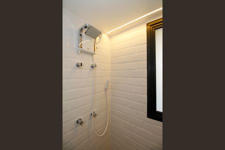 Banheiro de kitnet/studio à venda com 1 quarto, 27m² em Pinheiros, São Paulo