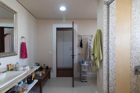 Casa à venda com 900m², 5 quartos e 8 vagasBanheiro do Quarto 4