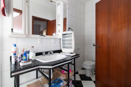 Casa à venda com 900m², 5 quartos e 8 vagasBanheiro do Quarto 2