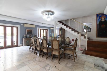 Casa à venda com 900m², 5 quartos e 8 vagasSala