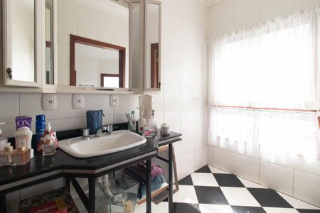 Casa à venda com 900m², 5 quartos e 8 vagasBanheiro do Quarto 2