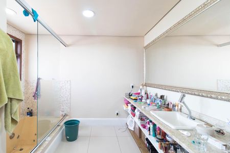 Casa à venda com 900m², 5 quartos e 8 vagasBanheiro do Quarto 4