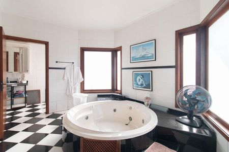 Casa à venda com 900m², 5 quartos e 8 vagasBanheiro do Quarto 2