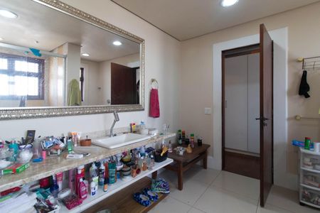 Casa à venda com 900m², 5 quartos e 8 vagasBanheiro do Quarto 4