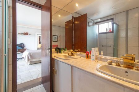 Casa à venda com 900m², 5 quartos e 8 vagasBanheiro do Quarto 1