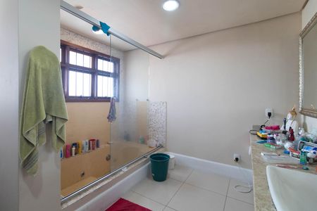 Casa à venda com 900m², 5 quartos e 8 vagasBanheiro do Quarto 4