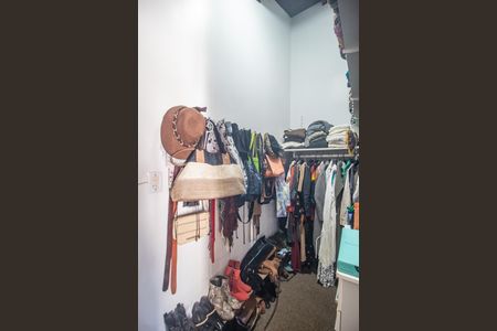 Casa para alugar com 252m², 4 quartos e 6 vagas Casa para alugar com 252m², 4 quartos e 6 vagasCloset Suíte 2