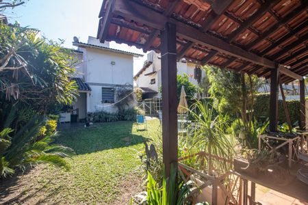 Casa para alugar com 252m², 4 quartos e 6 vagas Casa para alugar com 252m², 4 quartos e 6 vagasÁrea comum - Churrasqueira