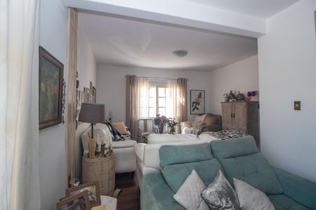 Casa para alugar com 252m², 4 quartos e 6 vagas Casa para alugar com 252m², 4 quartos e 6 vagasSala