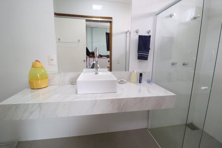 Casa para alugar com 490m², 4 quartos e 4 vagasBanheiro do Quarto 1