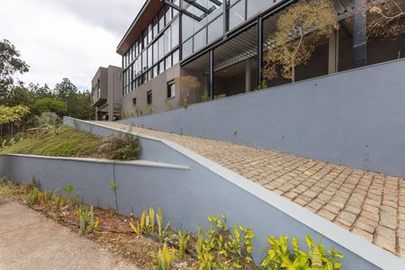 Casa de condomínio à venda com 450m², 4 quartos e 4 vagas Casa de condomínio à venda com 450m², 4 quartos e 4 vagasFachada