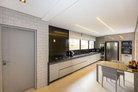 Casa de condomínio à venda com 450m², 4 quartos e 4 vagas Casa de condomínio à venda com 450m², 4 quartos e 4 vagasCozinha