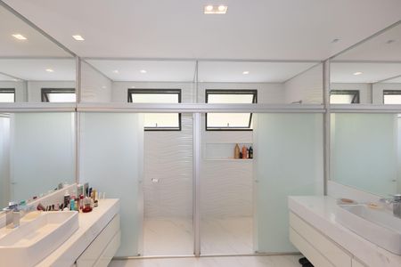 Casa de condomínio à venda com 450m², 4 quartos e 4 vagas Casa de condomínio à venda com 450m², 4 quartos e 4 vagasBanheiro da Suíte 2