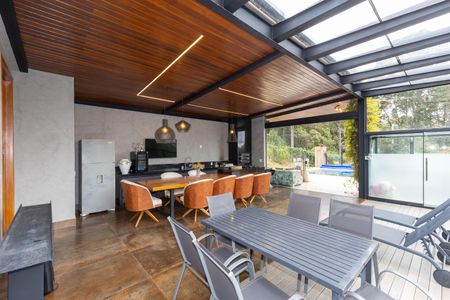 Casa de condomínio à venda com 450m², 4 quartos e 4 vagas Casa de condomínio à venda com 450m², 4 quartos e 4 vagasÁrea gourmet