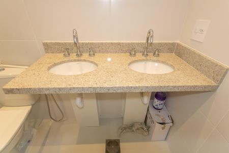 Apartamento à venda com 123m², 3 quartos e 2 vagas Apartamento à venda com 123m², 3 quartos e 2 vagasBanheiro da Suíte 1