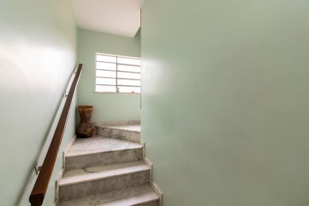 Casa à venda com 170m², 3 quartos e 4 vagas Casa à venda com 170m², 3 quartos e 4 vagasEscada