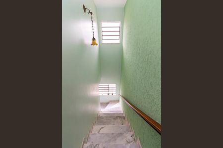 Casa à venda com 170m², 3 quartos e 4 vagas Casa à venda com 170m², 3 quartos e 4 vagasEscada