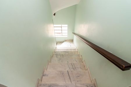 Casa à venda com 170m², 3 quartos e 4 vagas Casa à venda com 170m², 3 quartos e 4 vagasEscada