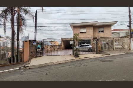 Casa à venda com 170m², 3 quartos e 4 vagas Casa à venda com 170m², 3 quartos e 4 vagasFachada