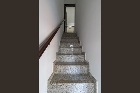 Casa para alugar com 260m², 3 quartos e 4 vagasEscada