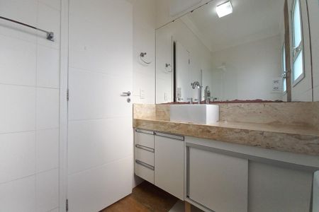 Casa de condomínio à venda com 258m², 4 quartos e 4 vagasBanheiro da Suíte 2