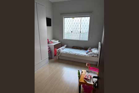 Casa à venda com 340m², 5 quartos e 4 vagas Casa à venda com 340m², 5 quartos e 4 vagasQuarto