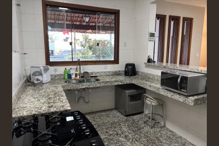 Casa à venda com 340m², 5 quartos e 4 vagas Casa à venda com 340m², 5 quartos e 4 vagasCozinha