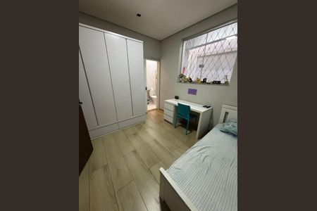 Casa à venda com 340m², 5 quartos e 4 vagas Casa à venda com 340m², 5 quartos e 4 vagasQuarto