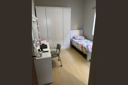 Casa à venda com 340m², 5 quartos e 4 vagas Casa à venda com 340m², 5 quartos e 4 vagasQuarto