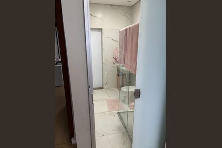 Casa à venda com 340m², 5 quartos e 4 vagas Casa à venda com 340m², 5 quartos e 4 vagasBanheiro