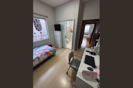 Casa à venda com 340m², 5 quartos e 4 vagas Casa à venda com 340m², 5 quartos e 4 vagasQuarto