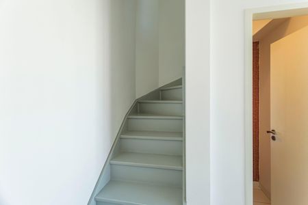 Apartamento à venda com 50m², 1 quarto e 1 vaga Apartamento à venda com 50m², 1 quarto e 1 vagaEscada