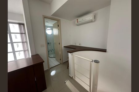 Apartamento para alugar com 58m², 1 quarto e 1 vaga Apartamento para alugar com 58m², 1 quarto e 1 vagaEscada