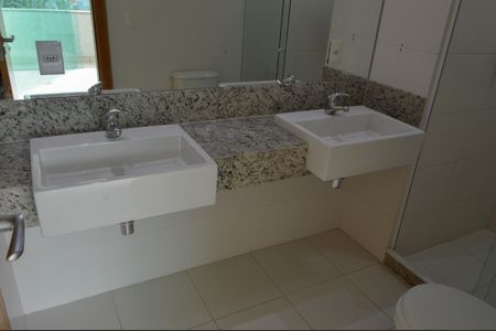 Casa de condomínio à venda com 188m², 4 quartos e 3 vagasBanheiro da Suíte 4