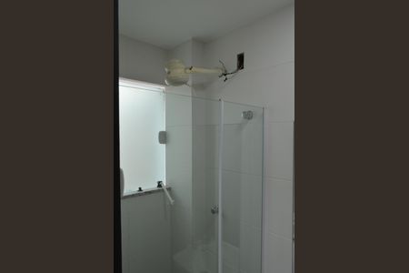 Casa de condomínio à venda com 188m², 4 quartos e 3 vagasBanheiro de Serviço