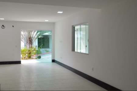 Casa de condomínio à venda com 188m², 4 quartos e 3 vagasSala