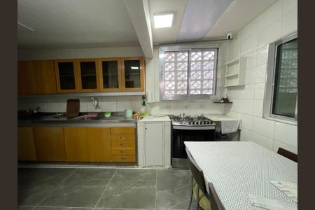 Casa à venda com 200m², 2 quartos e 2 vagas Casa à venda com 200m², 2 quartos e 2 vagasCozinha