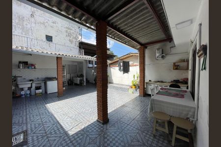 Casa à venda com 200m², 2 quartos e 2 vagas Casa à venda com 200m², 2 quartos e 2 vagasQuintal