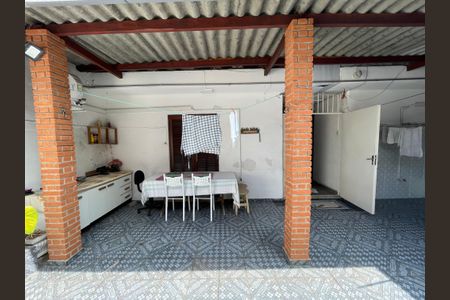 Casa à venda com 200m², 2 quartos e 2 vagas Casa à venda com 200m², 2 quartos e 2 vagasQuintal