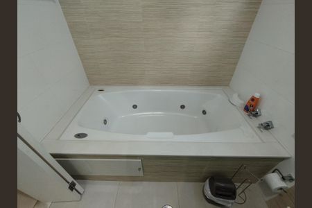 Casa para alugar com 250m², 3 quartos e 2 vagas Casa para alugar com 250m², 3 quartos e 2 vagasBanheira Suíte 3