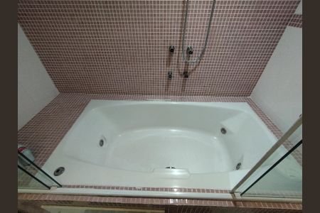 Casa para alugar com 250m², 3 quartos e 2 vagas Casa para alugar com 250m², 3 quartos e 2 vagasBanheira Suíte 3