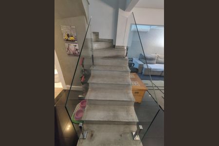 Casa para alugar com 250m², 3 quartos e 2 vagas Casa para alugar com 250m², 3 quartos e 2 vagasEscada