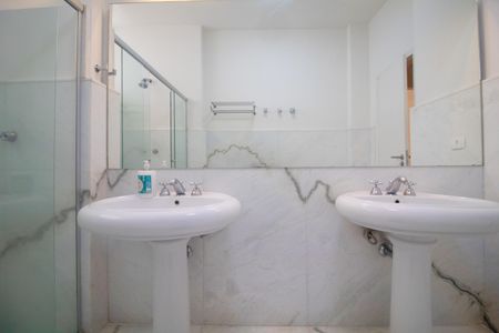 Apartamento à venda com 520m², 5 quartos e 4 vagasBanheiro da Suíte 4