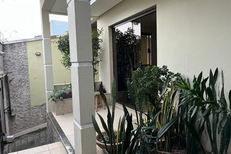 Casa para alugar com 360m², 4 quartos e 4 vagas Casa para alugar com 360m², 4 quartos e 4 vagasVaranda