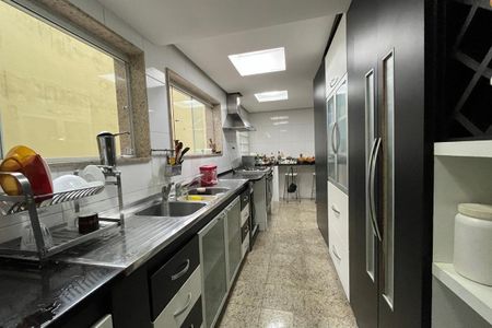 Casa para alugar com 360m², 4 quartos e 4 vagas Casa para alugar com 360m², 4 quartos e 4 vagasCozinha