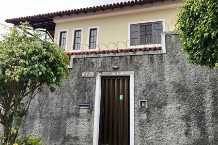 Casa para alugar com 360m², 4 quartos e 4 vagas Casa para alugar com 360m², 4 quartos e 4 vagasFachada